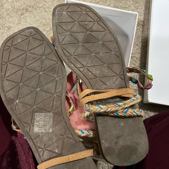 schutz sandalia salto rasteiro multi color